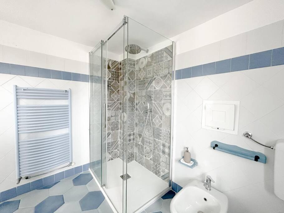 Apartamento Elegante Mansarda 300Mt Dal Mare - Centro - Wifi Savona Exterior foto