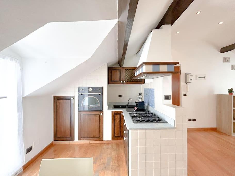 Apartamento Elegante Mansarda 300Mt Dal Mare - Centro - Wifi Savona Exterior foto