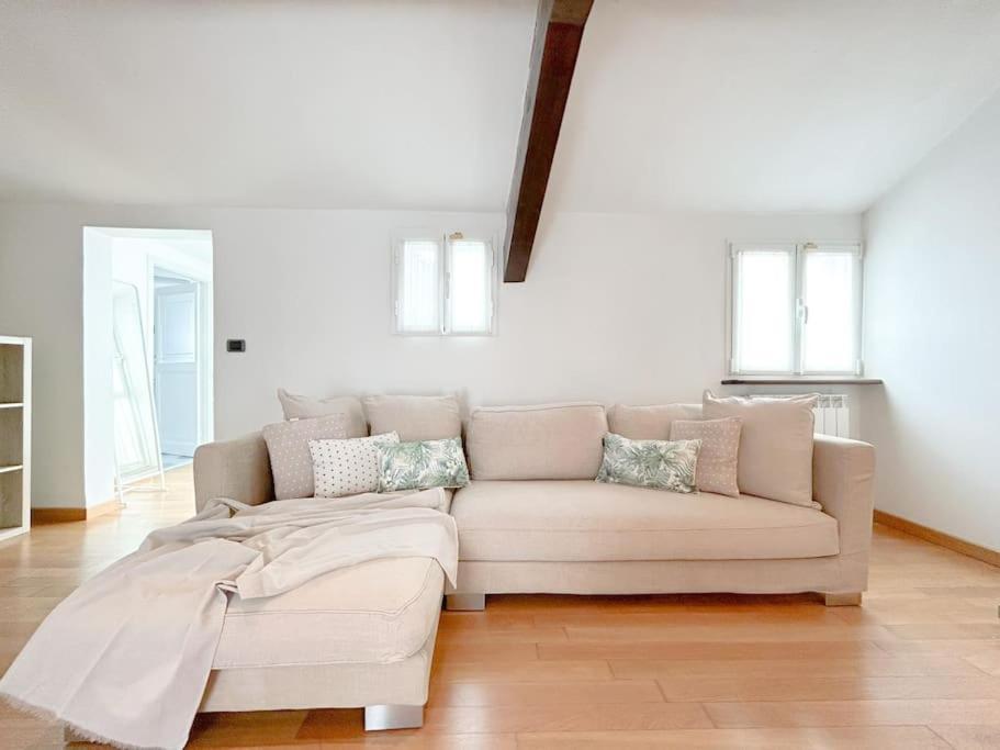 Apartamento Elegante Mansarda 300Mt Dal Mare - Centro - Wifi Savona Exterior foto