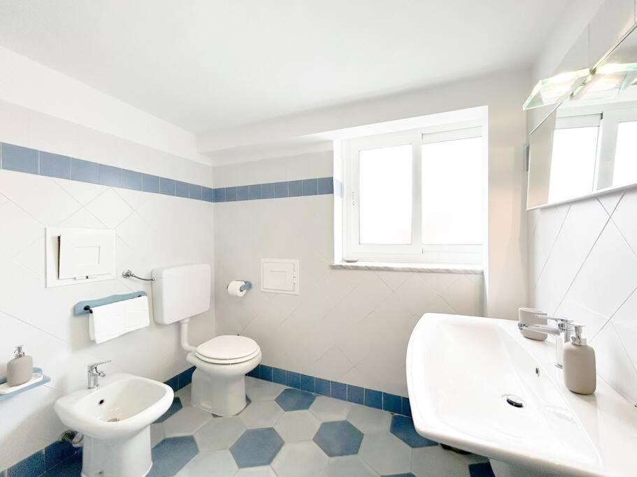 Apartamento Elegante Mansarda 300Mt Dal Mare - Centro - Wifi Savona Exterior foto