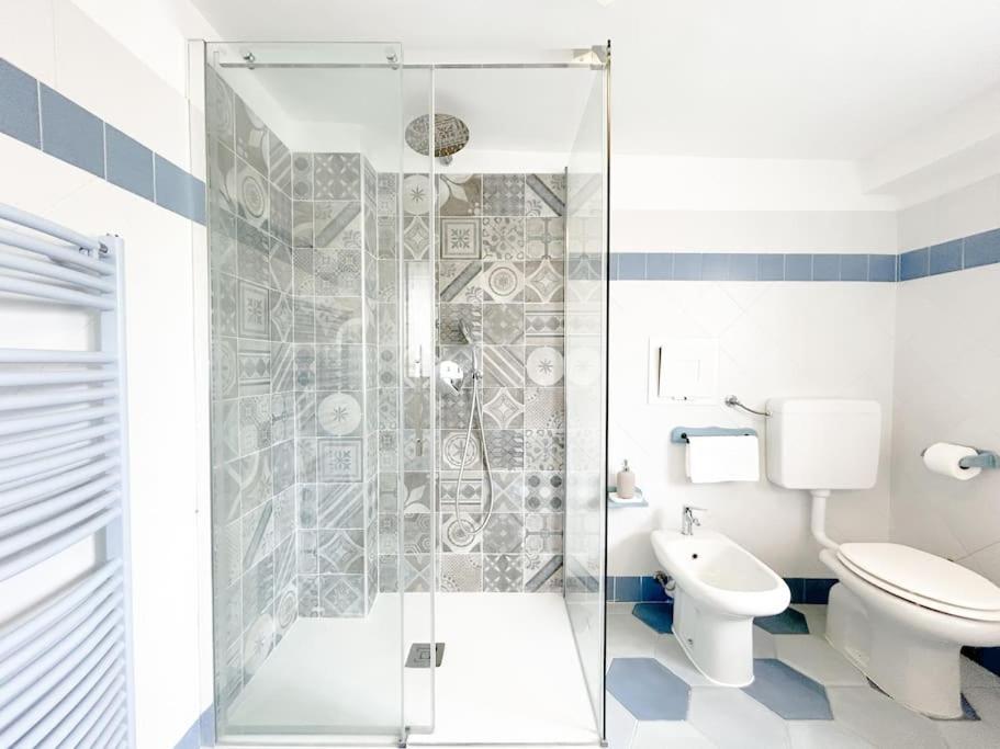 Apartamento Elegante Mansarda 300Mt Dal Mare - Centro - Wifi Savona Exterior foto