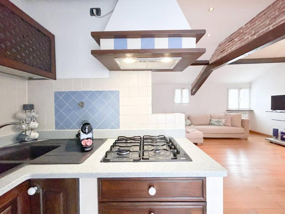 Apartamento Elegante Mansarda 300Mt Dal Mare - Centro - Wifi Savona Exterior foto