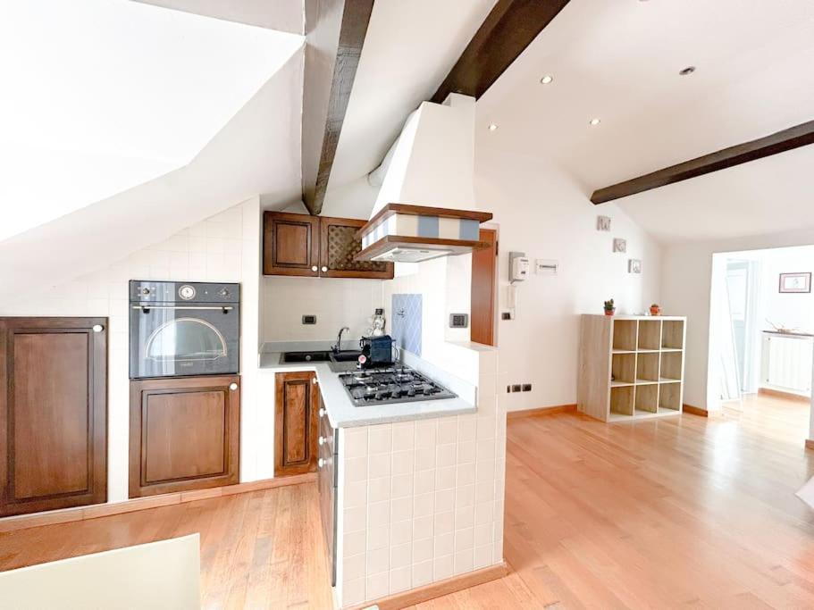 Apartamento Elegante Mansarda 300Mt Dal Mare - Centro - Wifi Savona Exterior foto