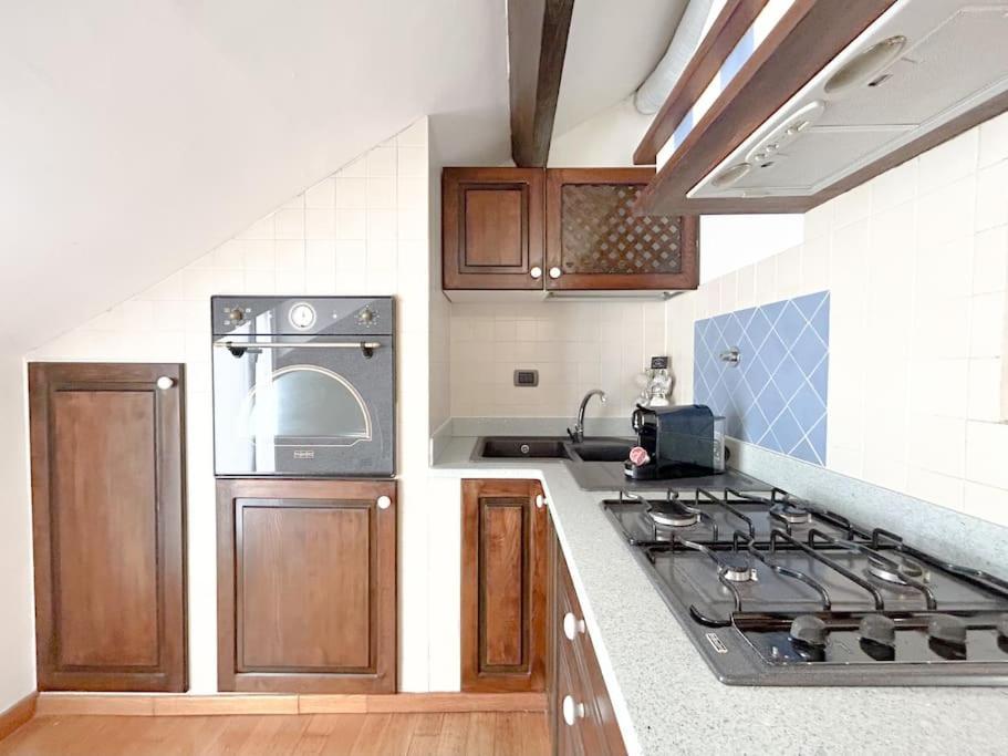 Apartamento Elegante Mansarda 300Mt Dal Mare - Centro - Wifi Savona Exterior foto